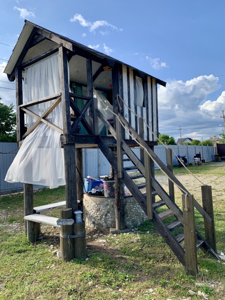 детский домик на дереве в Тенгикне