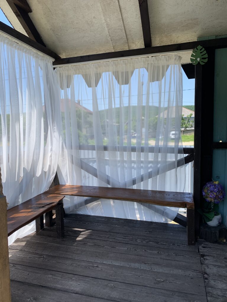 детский домик на дереве в Три Камня