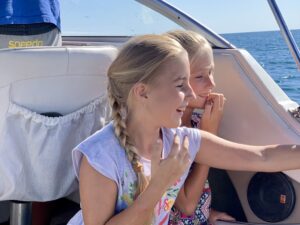 Морские прогулки на катере семейный отдых