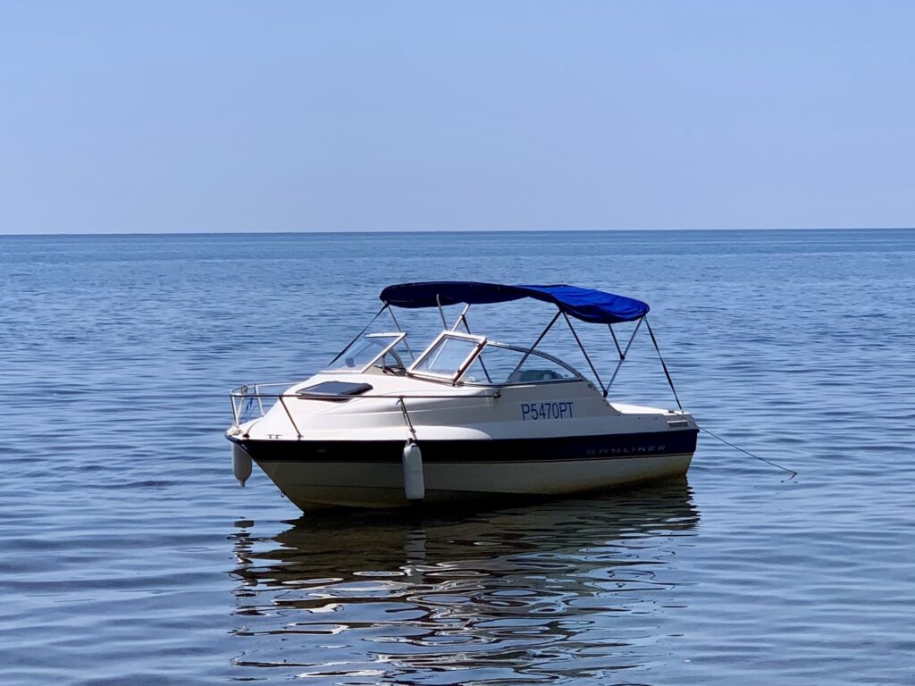 Прогулочный катер гостевого дома Три камня в Тенгинке