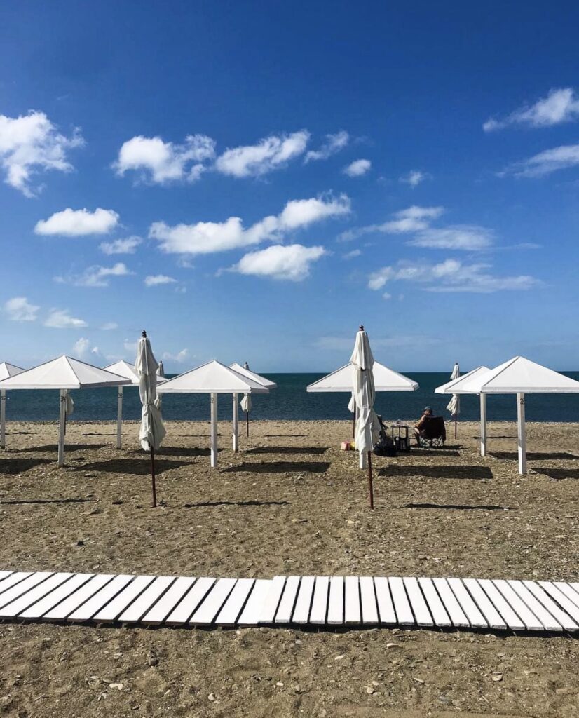 пляж Лермонтово в Три Камня