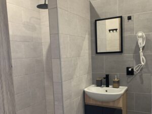 Удобства номера Стандарт: шкаф, кондиционер, Wi-Fi