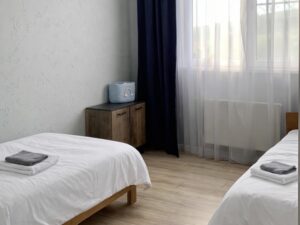 Интерьер семейного номера: двуспальная + две односпальные кровати