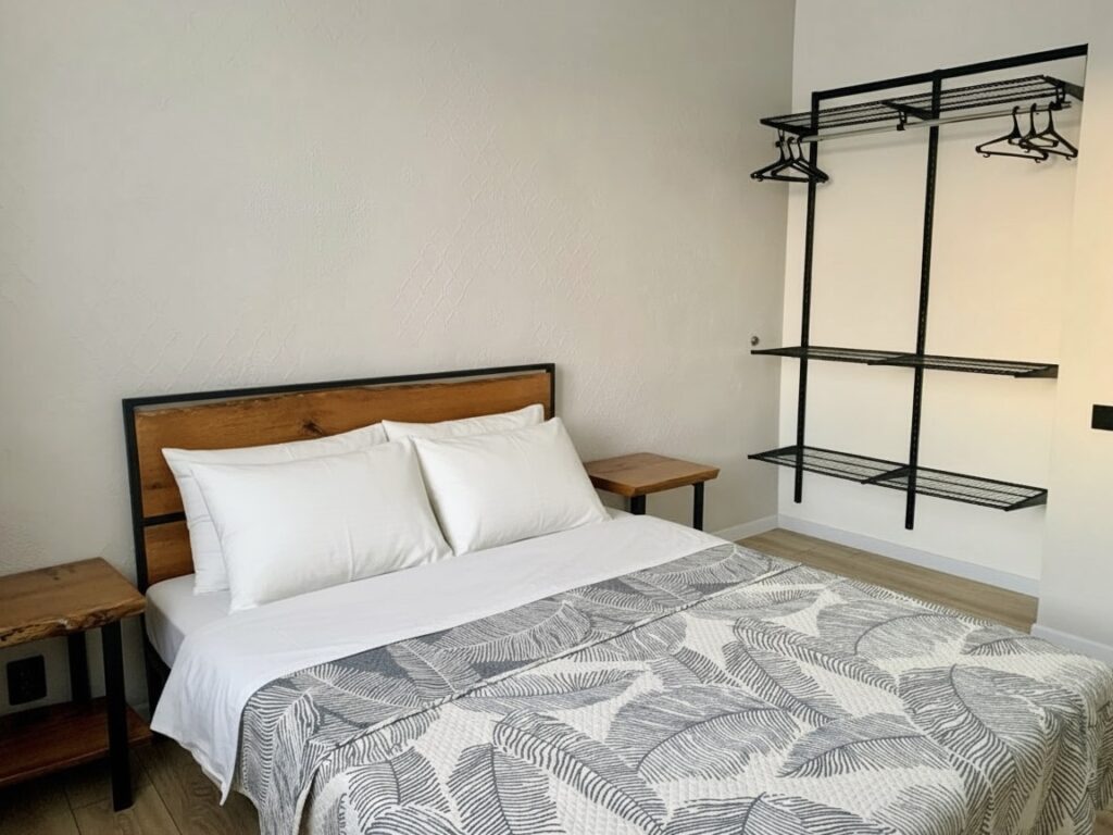 Интерьер семейного номера: двуспальная + две односпальные кровати