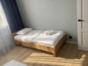 Интерьер семейного номера: двуспальная + две односпальные кровати