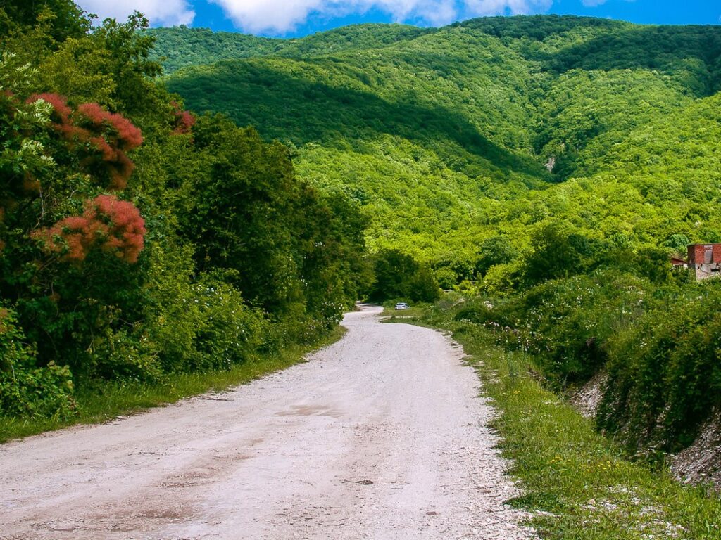 дорога к водопаду в Тенгинке